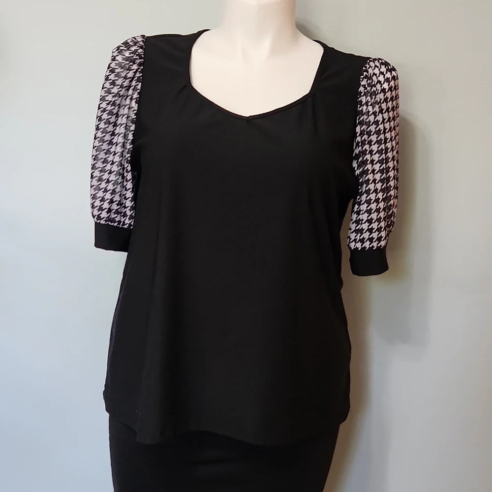 Kathy Ireland Black & White Top